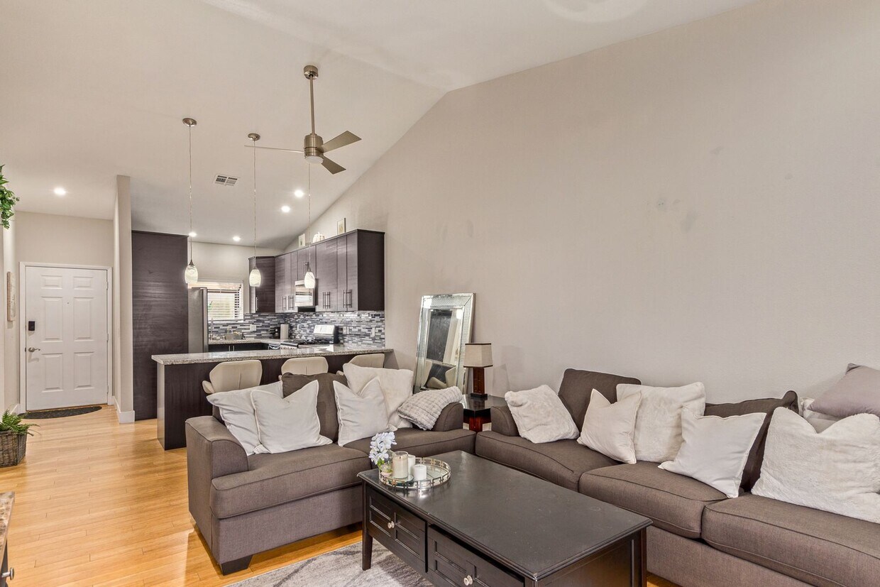 Foto principal - Renovated 2 bedroom furnished condo