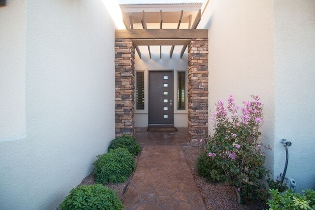 Building Photo - Stunning 4 bedroom, 2,5 bath home in West ...