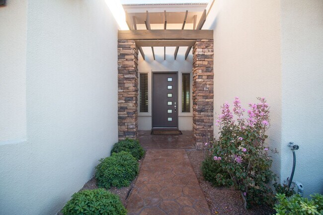Foto del edificio - Stunning 4 bedroom, 2,5 bath home in West ...