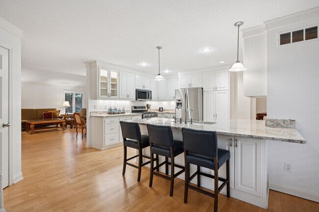 Barra de desayuno para comer algo rápido - 145 Holly Ln N