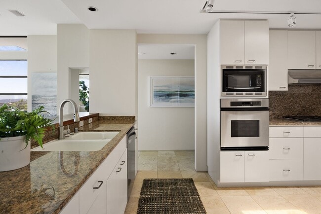 Building Photo - 1505 Skyline Dr
