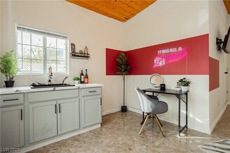 Building Photo - 2205 Santa Paula Dr