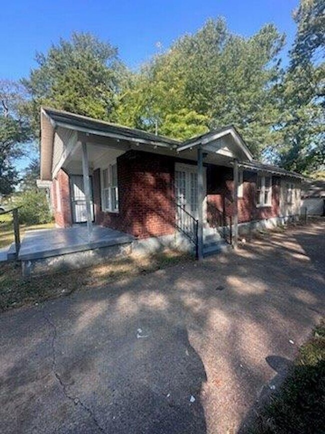 Building Photo - BELOW MARKET RENT!