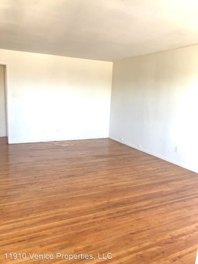 Building Photo - 4641-5642 W Slauson Ave