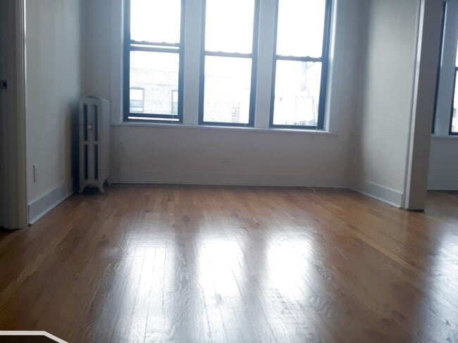 Foto del edificio - 2704 N Sawyer Ave