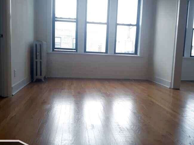 Building Photo - 2704 N Sawyer Ave