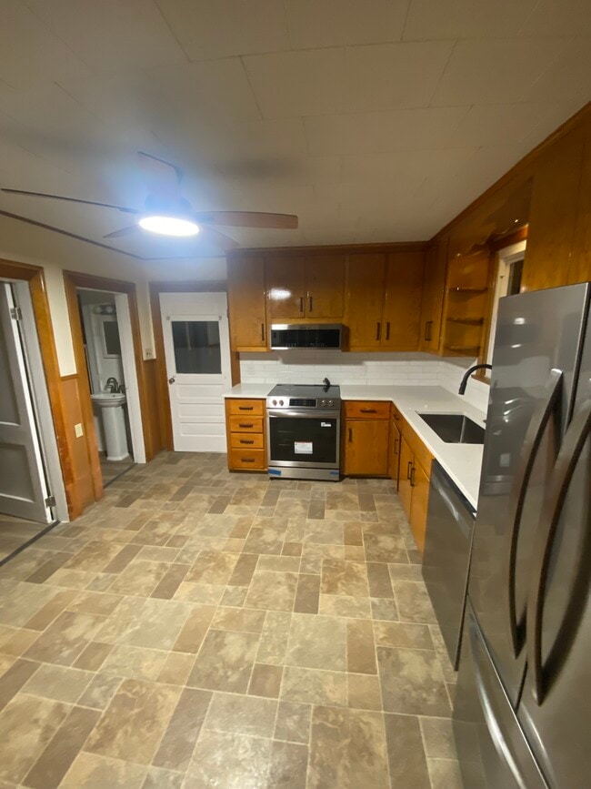 Building Photo - 99 Lyons St