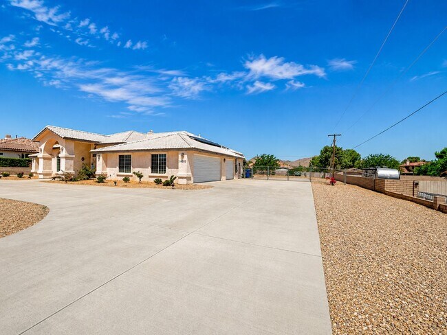 Foto del edificio - Spacious Apple Valley Home with RV Parking & Desert Views
