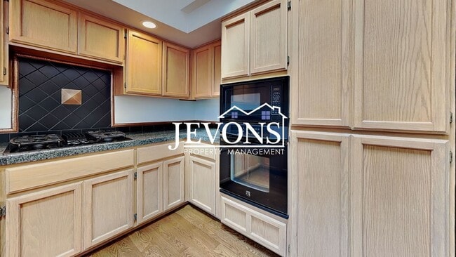 Building Photo - Spacious 4-bedroom home minutes from Lake ...