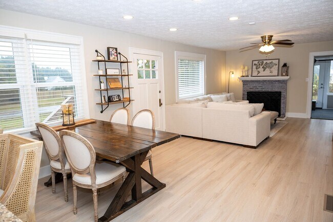 Building Photo - Beautifully updated ranch-style home offer...