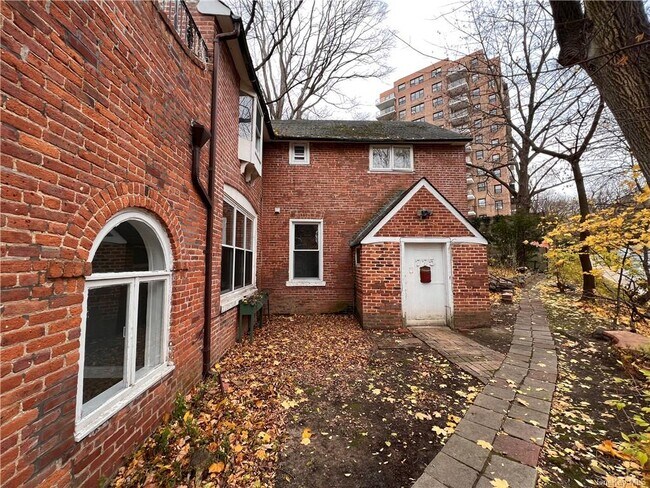 Building Photo - 775 Kappock St