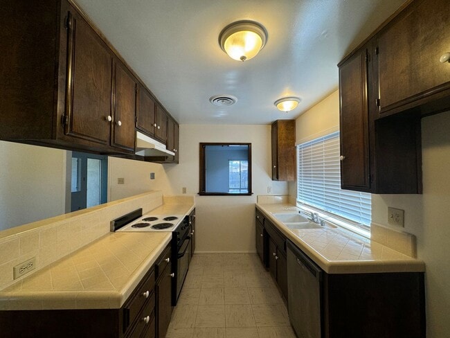 Building Photo - 4800 Summertree Ln