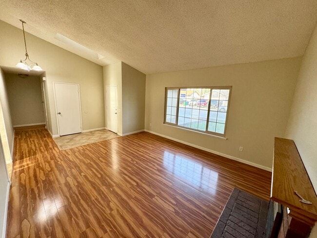 Building Photo - Beautiful 3 bedroom home