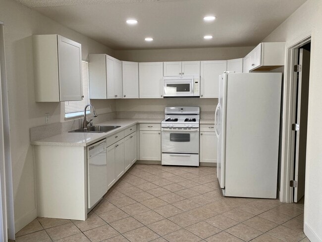Building Photo - 4-BEDROOM HOUSE. REMODELED KITCHEN-NO HOA!