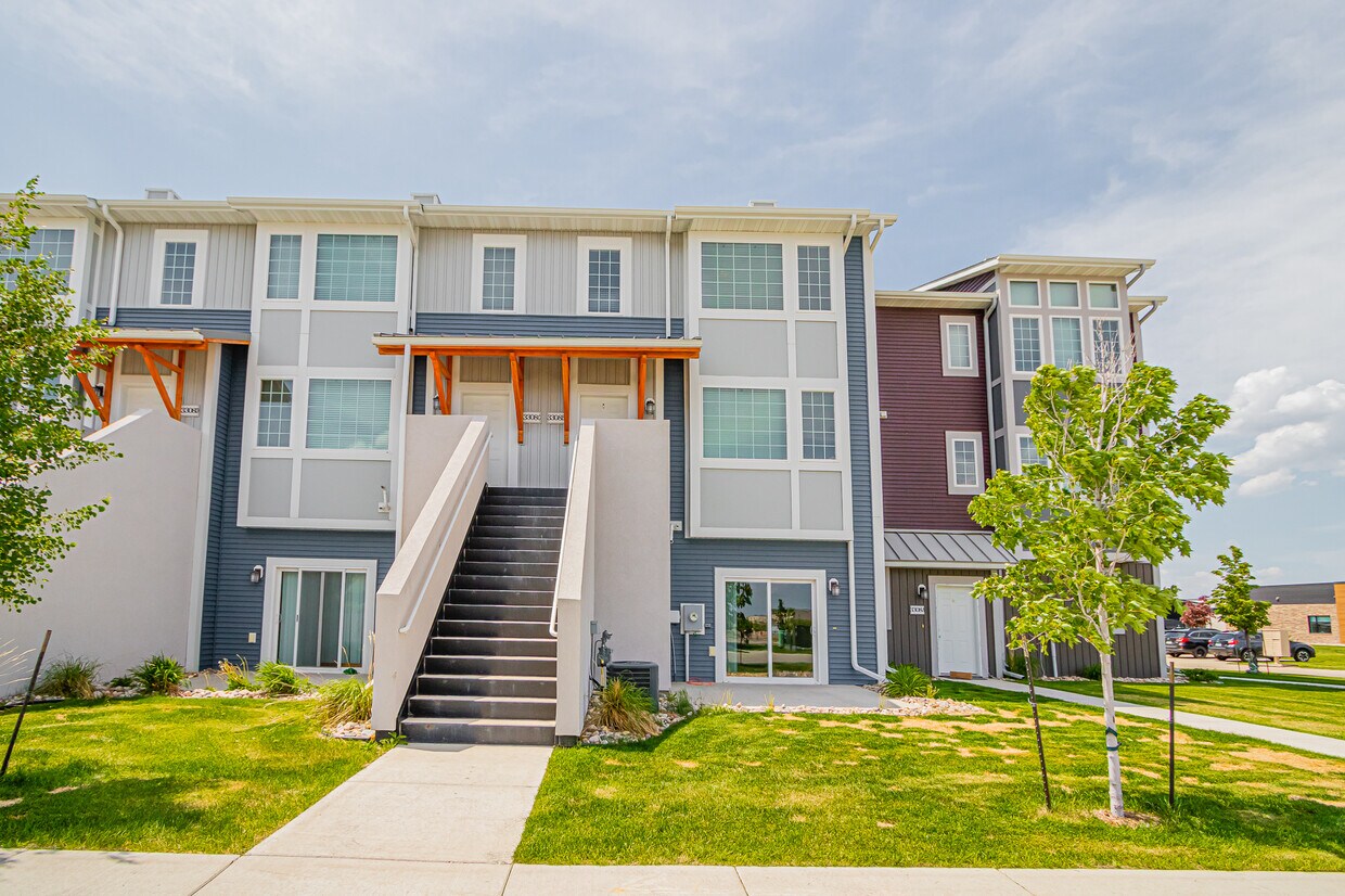 Primary Photo - 3308 6th Way E