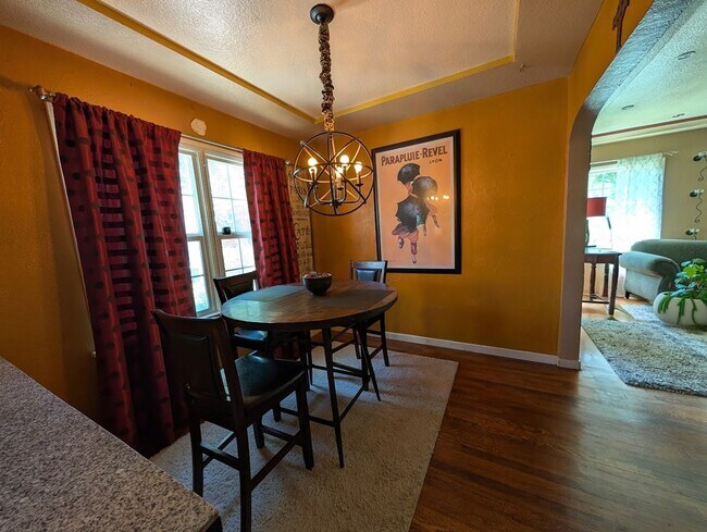 Foto del edificio - Stunning 4 Bedroom Normal Hill House - Pet-Friendly!