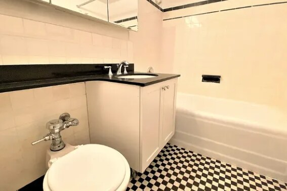 Foto del edificio - 108 E 38th St