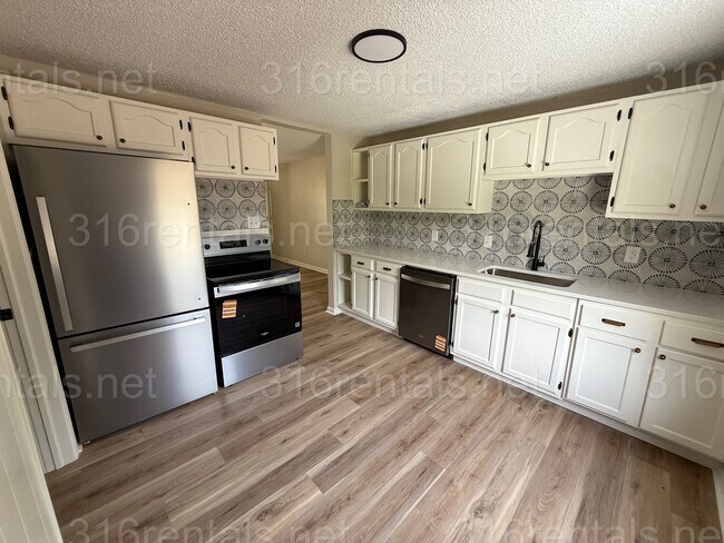 Building Photo - $1350 - 3 bedroom / 1 bathroom - Newly Rem...