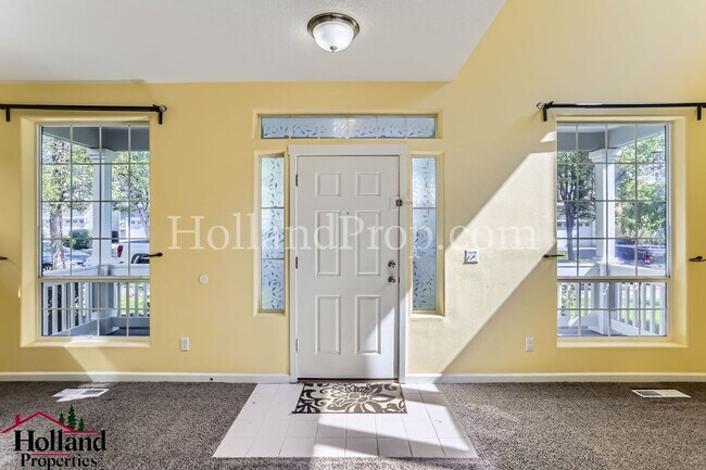 Foto del edificio - NEW RENT SPECIAL ON YOUR FIRST FULL MONTH!...