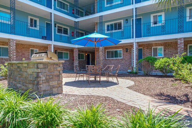 Courtyard Outdoor Kitchen - Palmetto Square