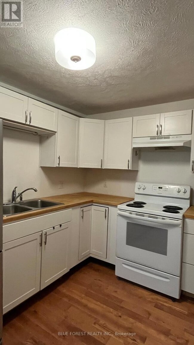 Building Photo - 25 Norfolk St N