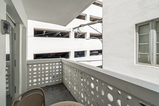 Building Photo - 1052 Ocean Dr