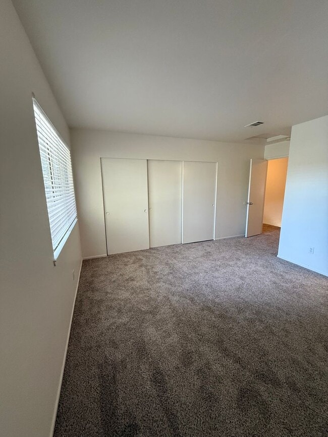 Building Photo - 2 BEDROOM TOWNHOUSE