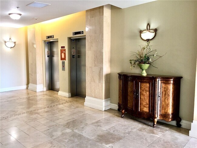 Foto del edificio - 580 W Main St