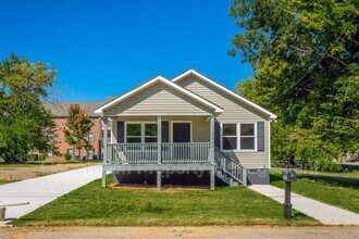 Building Photo - 2005 S Lyerly St