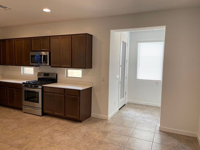 Foto del edificio - Gorgeous New 4 bedroom/2 Bath Open Concept