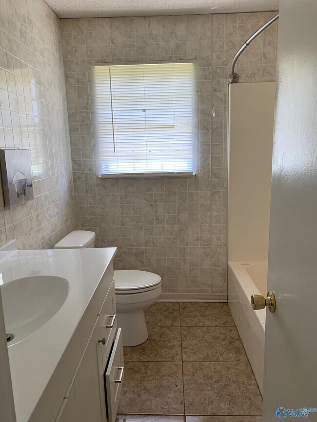 Building Photo - 21045 Myrtlewood Dr