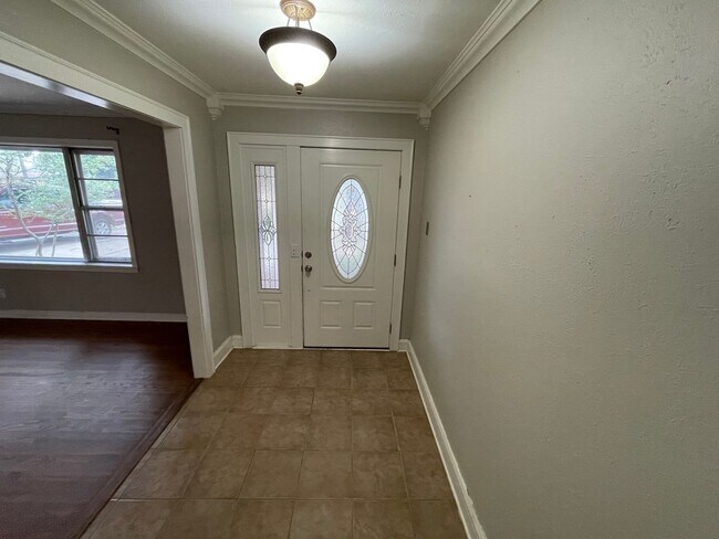 Building Photo - Remodeled and Updated Broadmoor Home