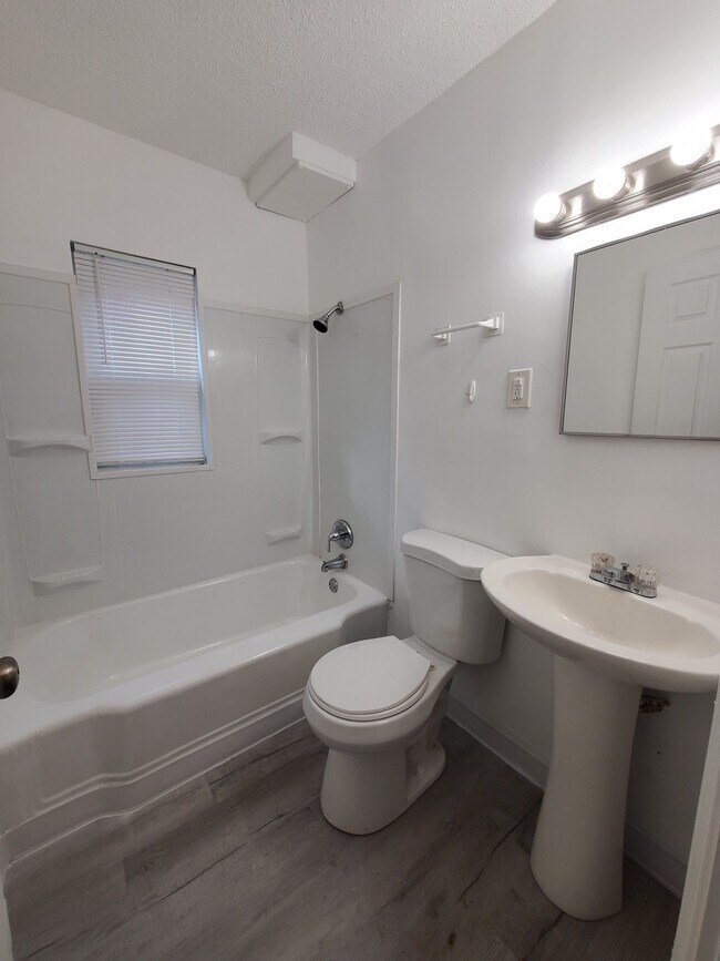 Foto del edificio - 250 E Beechwood Ave