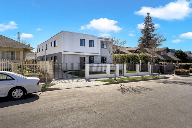 Building Photo - 1106 W 41st St