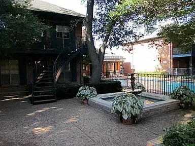 Foto del edificio - 6015 E University Blvd