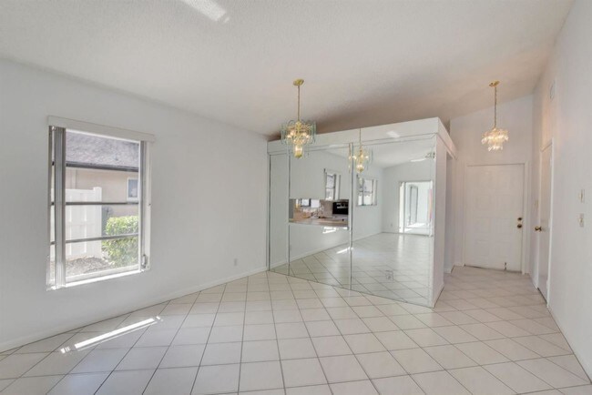 Foto del edificio - 8693 Flamingo Dr