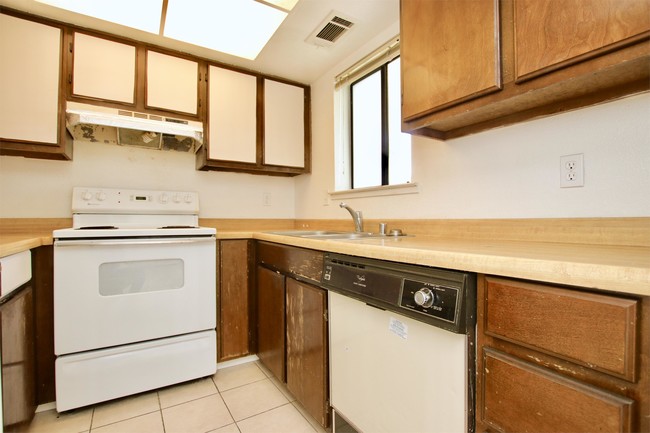 Building Photo - 611 San Conrado Terrace