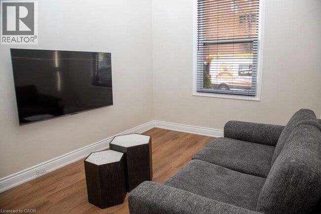 Photo du bâtiment - 116 Bay St N