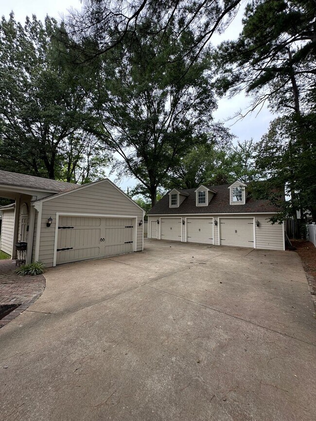 Building Photo - Gorgeous East Memphis Home with Sunroom in...