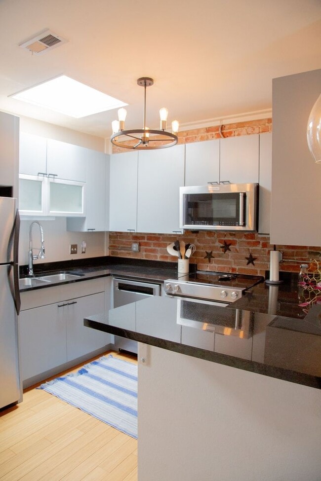 Building Photo - Chic 1-Bedroom Condo in North Capitol Hill...