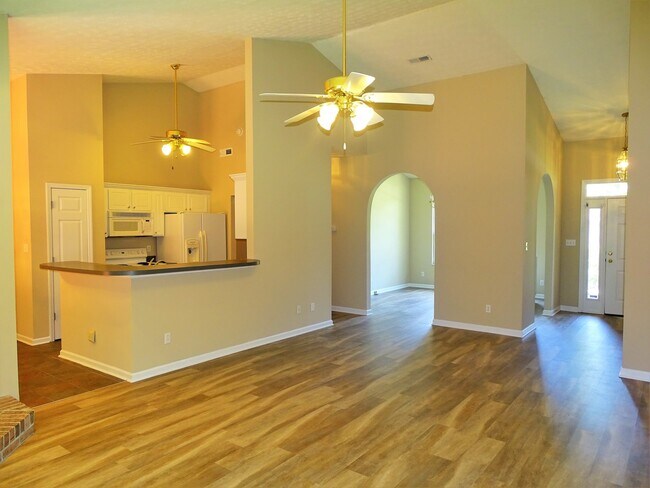 Building Photo - One Level Living! Updated 3BR / 2BA in Pri...