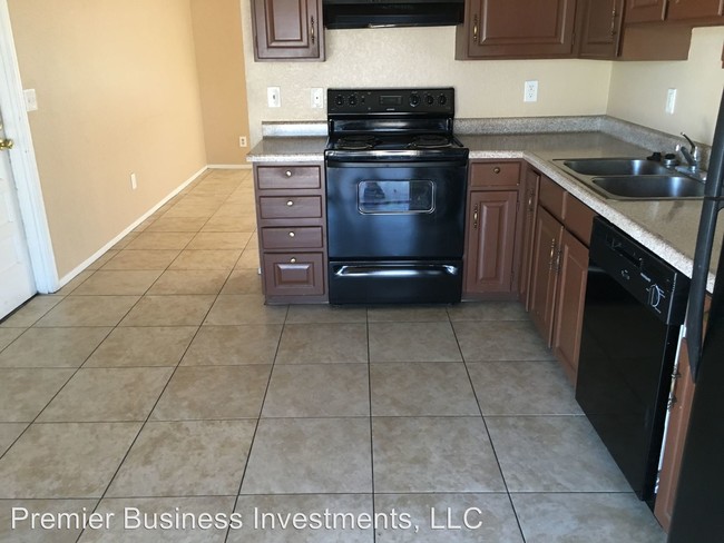 Building Photo - 3 br, 1 bath House - 2048 W Butler Drive
