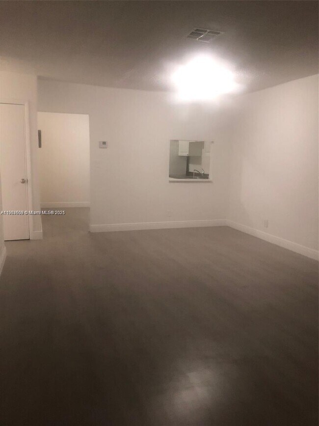 Foto del edificio - 7740 SW 10th St