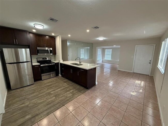Building Photo - 640 SW 28th Dr