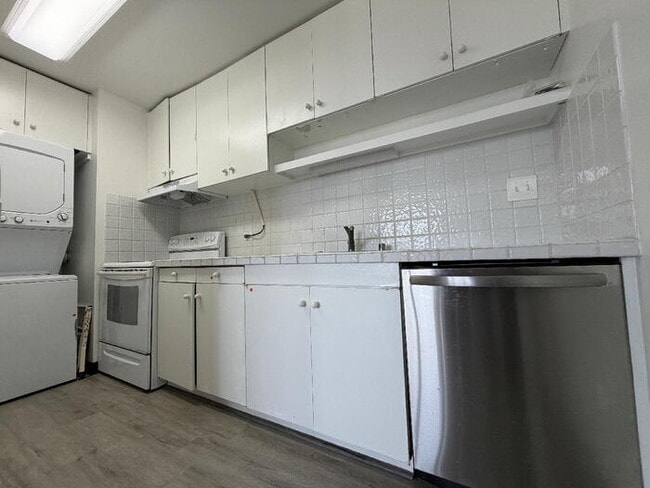 Building Photo - To register for the showing time below, note the 4 digit code: 4822 and click "APPLY NOW."(mobile...