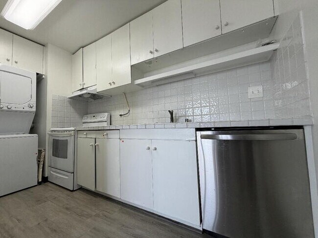 Foto del edificio - To register for the showing time below, note the 4 digit code: 4822 and click "APPLY NOW."(mobile...