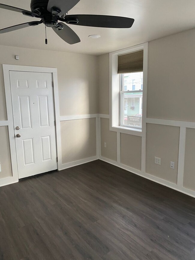 Building Photo - 623 Maple