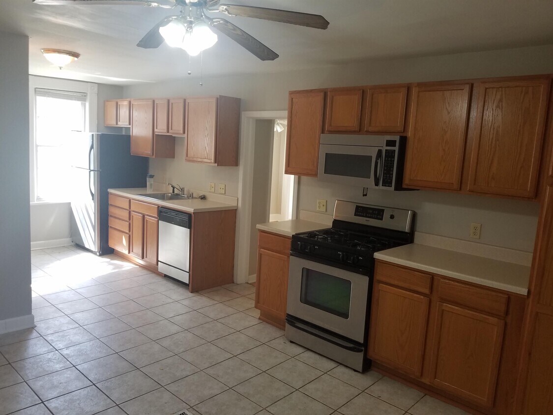 1720 N Astor St Unit 2 Middle, Milwaukee, WI 53202 Apartments in