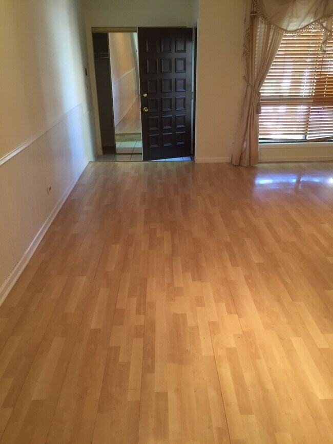 Foto del edificio - 443 Maple Dr