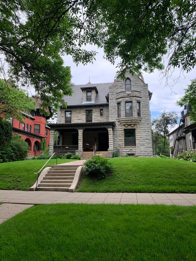 Building Photo - 261 Summit Ave
